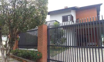 Sobrado Exclusivo em Condomínio Fechado – Segurança, Privacidade e Muito Verde