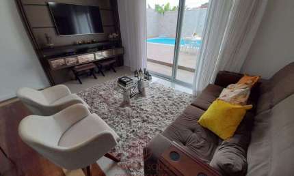 Casa para venda possui 241 metros quadrados com 4 quartos em Carianos - Florianópolis - SC