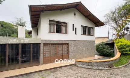 Linda Casa de 3 Dormitórios em Localização Privilegiada!
