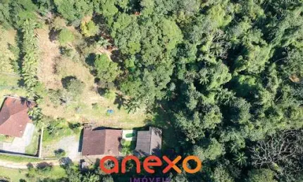 Terreno Espaçoso com 2 Casas e Piscina - Ideal para Condomínio de Casas.