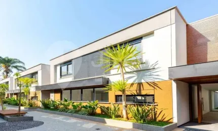 Casa de condomínio de alto padrão com Jardim e piscina privativa
