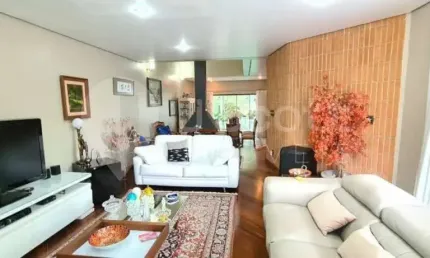 Belíssimo sobrado com fino acabamento, ótima planta com ambientes super iluminados e ventilados.