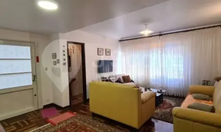Belo Sobrado a venda em rua tranquila no miolo do Jardim Prudência.