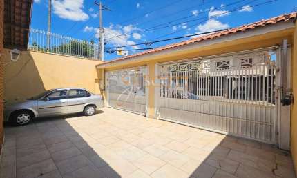 Excelente Casa Térrea com vaga para 4 carros, 4 dormitórios sendo 2 suítes a venda.