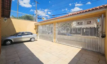 Excelente Casa Térrea com vaga para 4 carros, 4 dormitórios sendo 2 suítes a venda.