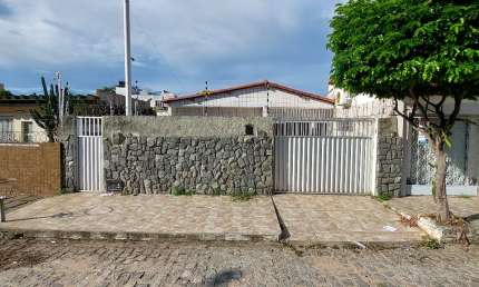 Venda de casa com 3/4 quartos sendo uma suíte – Lagoa Nova – Próximo a UNP