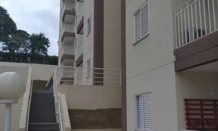 Lindo apartamento com cozinha planejada e sacada no condomínio Ana Beatriz.
