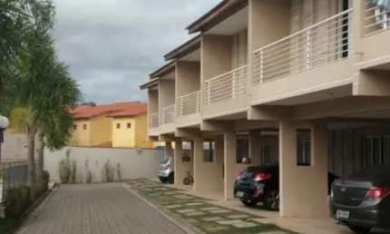 Linda casa em condomínio fechado com 3 quarts ,suíte e sacada.