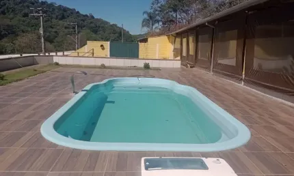 Chacará com 20mil mts, ´com 3 casas e baias para cavalos.