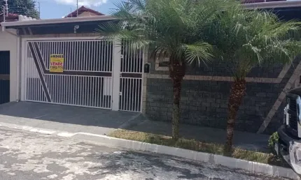 Sobrado com ótima localização perto do centro, Mercado, Escola e outros Comércios