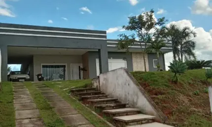 Casa no condomínio Lago Dourado, ótima localização.