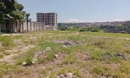 Área com ótima localização, ideal para fazer prédio.