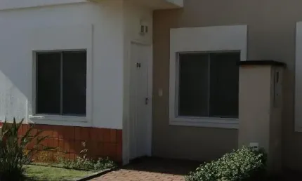 Sobrado no condomínio Green Village. Pertinho de tudo.