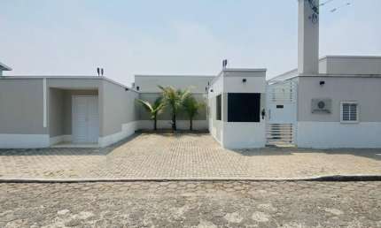 Casa no condomínio fechado Santa Maria com ótima localização.