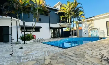 Lindo sobrado no condomínio fechado Jardim Coleginho.