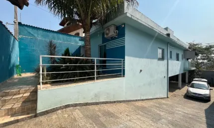Para você que busca uma casa bem localizada e com uma iluminação natural incrível
