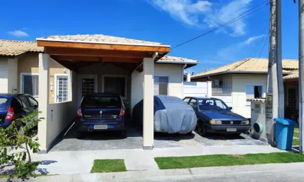 Linda casa no Condomínio Casabella, 2 quartos, com corredor.  Excelente condomínio ao lado da rodoviária, a poucos minutos de acessos a Dutra, supermercados e farmácias;