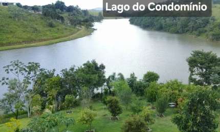 Descubra o lugar perfeito para construir a casa dos seus sonhos com este espaçoso terreno em um charmoso condomínio fechado. Localizado em uma área tranquila e segura, este terreno oferece a combinaçã
