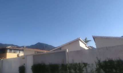 Casa com ótima localização em condomínio fechado na praia de Massaguaçu.