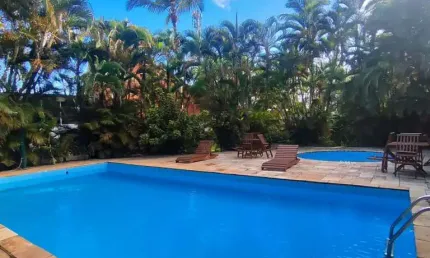 Excelente imóvel em condomínio localizado há 60 metros da praia em guaecá !