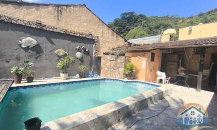 EXCELENTE IMÓVEL COM PISCINA LOCALIZADO NO BAIRRO SUMARÉ EM CARAGUATATUBA-SP!