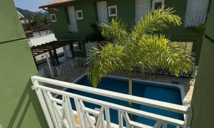 EXCELENTE SOBRADO MOBILIADO EM CONDOMÍNIO PRÓXIMO AO MAR LOCALIZADO NO BAIRRO CAPRICÓRNIO IIEM CARAGUATATUBA-SP!