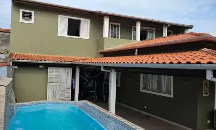 EXCELENTE OPORTUNIDADE DE SOBRADO COM PISCINA LOCALIZADO NO BAIRRO TRAVESSÃO EM CARAGUATATUBA!