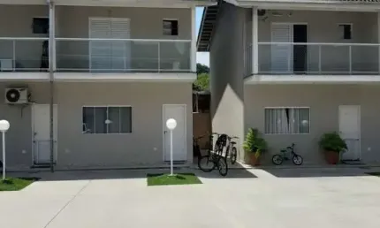 Excelente sobrado em condomínio localizado no bairro cidade jardim em caraguatatuba!