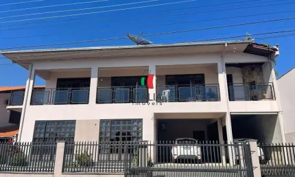 Amplo apartamento com 03 quartos em excelente localização