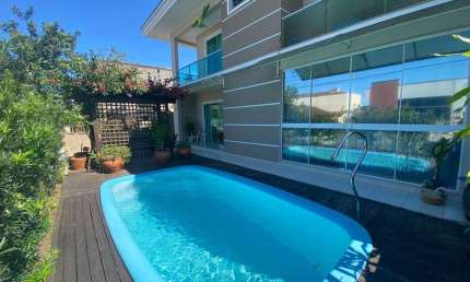 CHARMOSO SOBRADO NO BAIRRO FLORESTA COM 5 QUARTOS (1 SUÍTE), PISCINA, ÁREA DE FESTAS COM CHURRASQUEIRA, 4 VAGAS DE GARAGEM COBERTA, E MUITO ESPAÇO