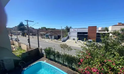 Charmoso sobrado no bairro floresta com 5 quartos (1 suíte), piscina, área de festas com churrasqueira, 4 vagas de garagem coberta, e muito espaço
