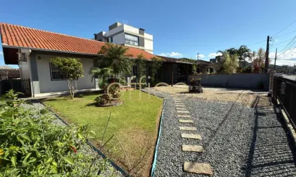 Casa com 3 quartos à venda no Iririú, Joinville  por R$ 779.000