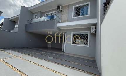 Imperdível sobrado à venda em Joinville-SC, bairro Saguaçu: 3 quartos, 1 suíte, 2 salas, 2 banheiros, 3 vagas, 138,32m²!