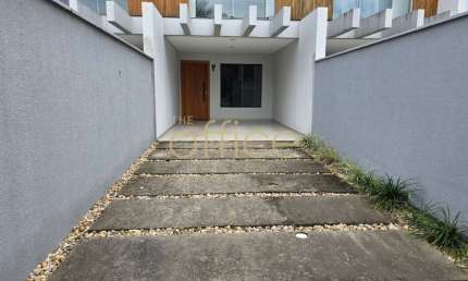 Sobrado à venda em Joinville -SC, 3 quartos, 1 suíte, 1 sala, 3 banheiros, 2 vagas, 118,98 m². Imperdível oportunidade!