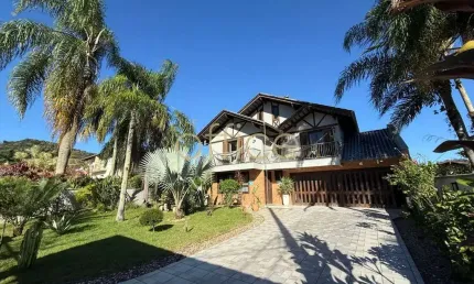 Sobrado com 04 dormitórios e terreno medindo 615 m2.