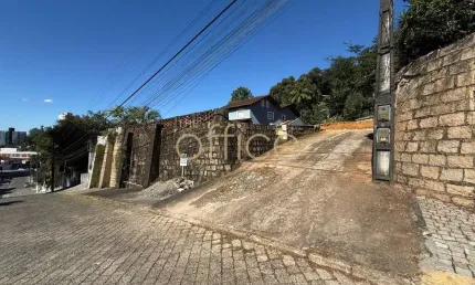 Terreno à venda em Joinville-SC, no bairro Atiradores, com 633,09 m² de área. Aproveite esta oportunidade!