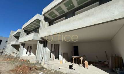 Sobrado em condomínio fechado com 160m2  privativos, com 3 suítes, 4 vagas de garagem, e arquitetura moderna