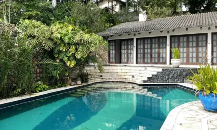 Excelente Residência à Venda em Joinville-SC, Bairro Bom Retiro: 5 Quartos, 2 Suítes, 3 Salas, 5 Banheiros, 4 Vagas, 570,89m².