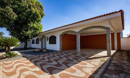 Casa térrea de 800 m² ideal para morar ou investir em uma área charmosa de Goiân