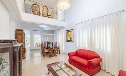 Casa exclusiva com 5 quartos, jardim e amplo quintal