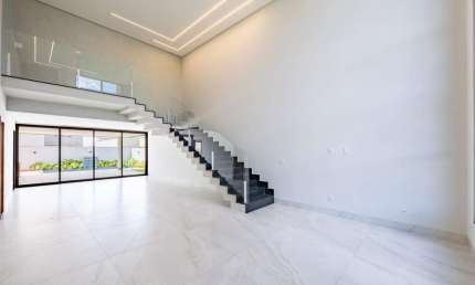 Casa com 4 suítes, piscina aquecida e lazer completo.