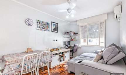 Apartamento com 2 quartos à venda na Rua Lasar Segall, 245, São Sebastião, Porto Alegre por R$ 270.000