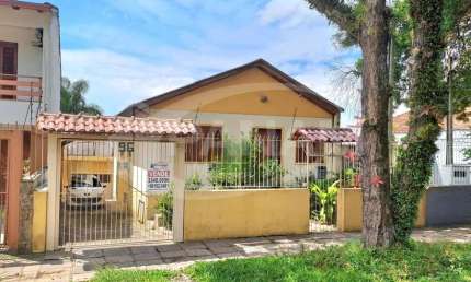 Casa com 3 quartos à venda na Avenida Frei Henrique de Coimbra, 96, Vila Ipiranga, Porto Alegre por R$ 630.000