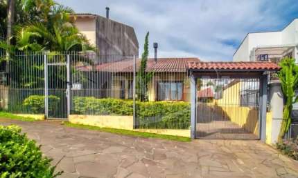 Casa com 4 quartos à venda na Avenida General Barreto Viana, 303, Chácara das Pedras, Porto Alegre por R$ 1.330.000