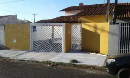 excelente casa de 2 dormitorios, suite e 3 vagas de garagem