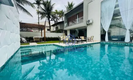 Belíssima Casa à venda no condomínio Jardim Acapulco, Guarujá.