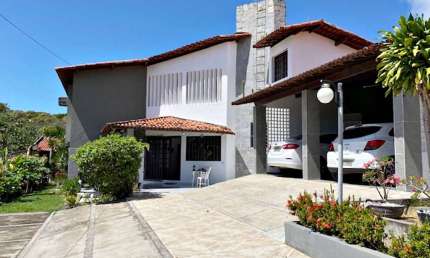 Linda casa com 350 m², terreno de 1000 m², 2 andares, 5 quartos, piscina.