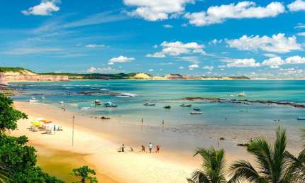 Terreno para vender na praia de Pipa com 6.500m², possui um chalé de 100m² e projeto para 32 chalés.