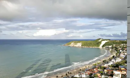 Apartamento de frente para o Mar, 200 m da praia, 2 suítes, piscina, wifi. Blue Ocean