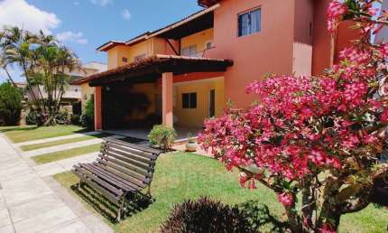 Viva com Estilo e segurança: Casa Duplex em Condomínio, piscina.